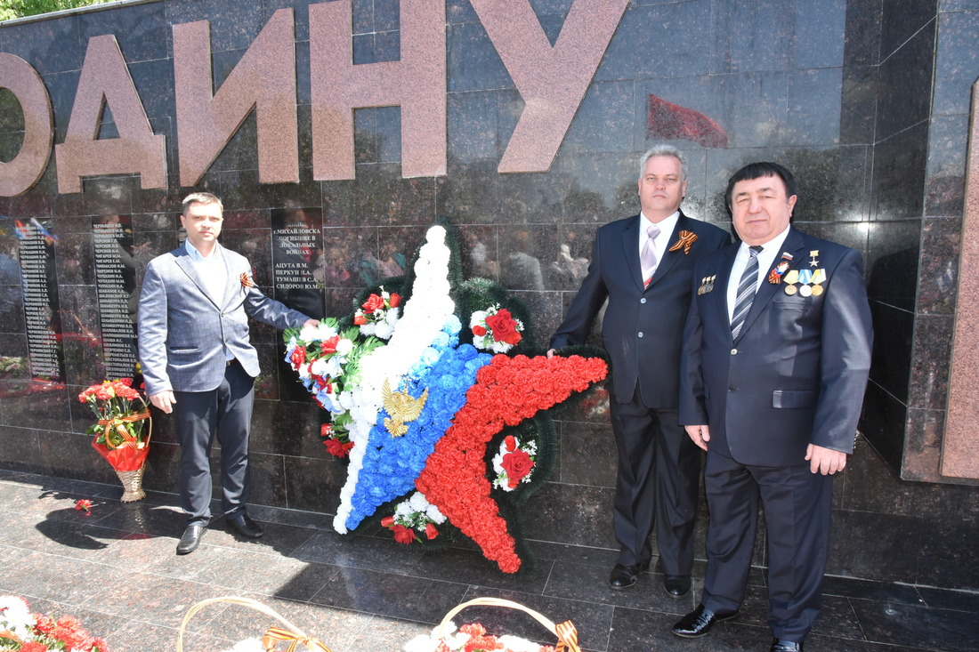 Руководство Ставропольского УАВР и КРС возлагает цветы к мемориалу «Вечный огонь Славы» в г. Михайловске