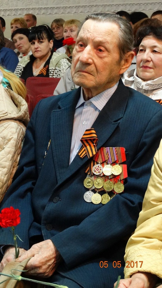 Петр Фёдорович Соколов, ветеран ВОВ, на праздничном концерте в клубе пос. Красные Пески Самарской области. 7 мая ему исполнилось 90 лет
