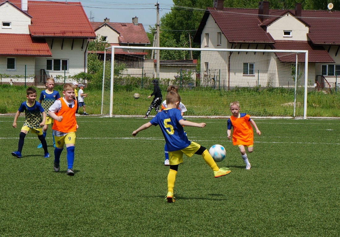 Детский футбольный матч на стадионе в п. Крутоярском
