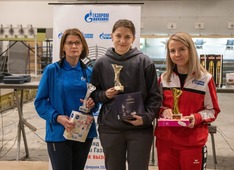 Церемония награждения у женщин: Инна Минченкова (в центре) и Елена Сгадова (справа).
Фото предоставлено ООО «Газпром трансгаз Санкт-Петербург»