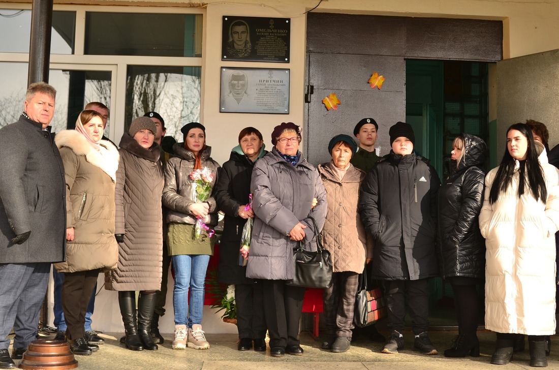 Мемориальная доска Василию Омельченко была открыта в присутствии семьи, коллег и друзей героя. Фото Анны Зайкиной