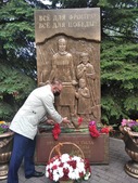 Начальник Ставропольского УПХГ Николай Стаканов возлагает цветы к памятнику труженикам тыла и детям войны в г. Изобильном