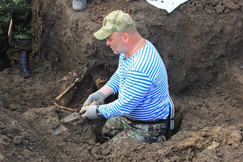 Работник филиала «Невское УПХГ» Игорь Маклаков во время раскопок