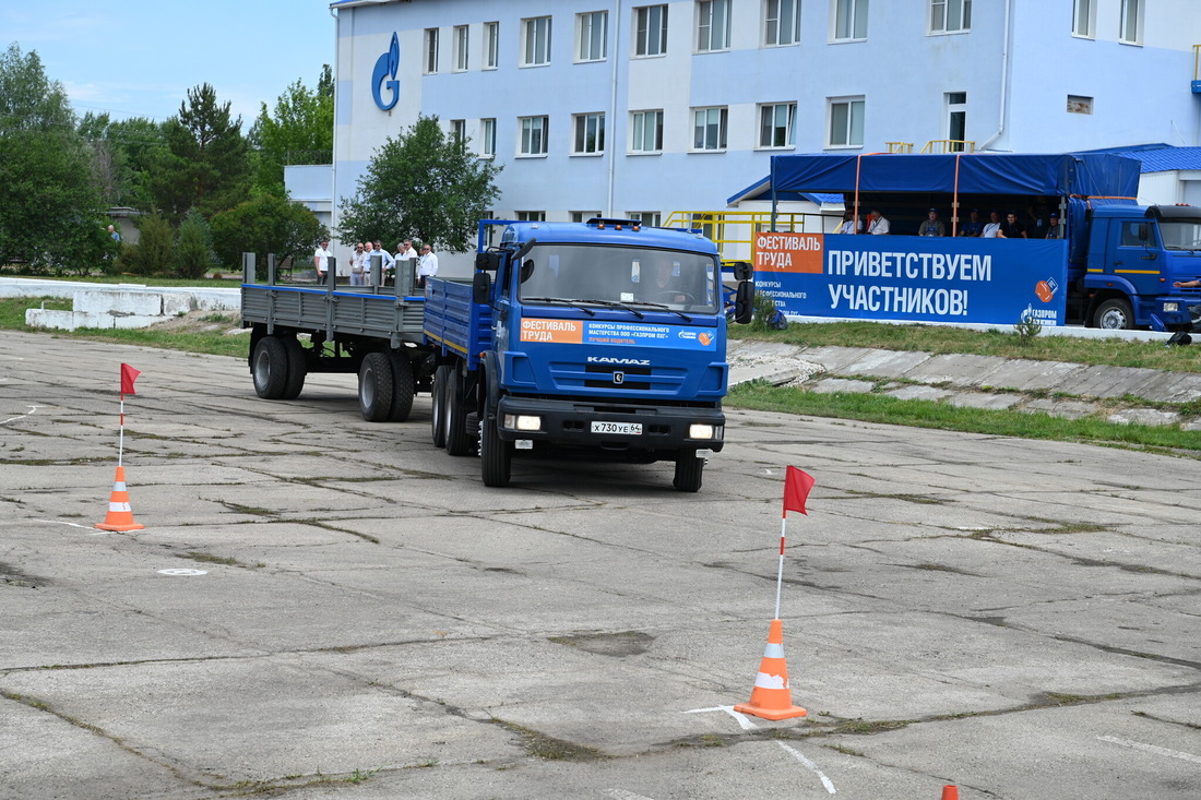 Упражнение по маневрированию «Восьмерка» на грузовом автомобиле «КамАЗ» с прицепом