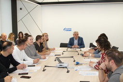 Генеральный директор «Газпром ПХГ» Игорь Сафонов с участниками «Географического диктанта»