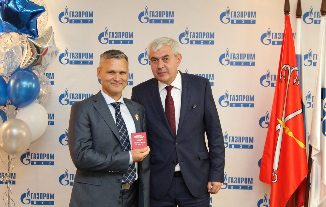 Нагрудный значок «Почетный радист» получил начальник Службы связи Дмитрий Пешев (слева)