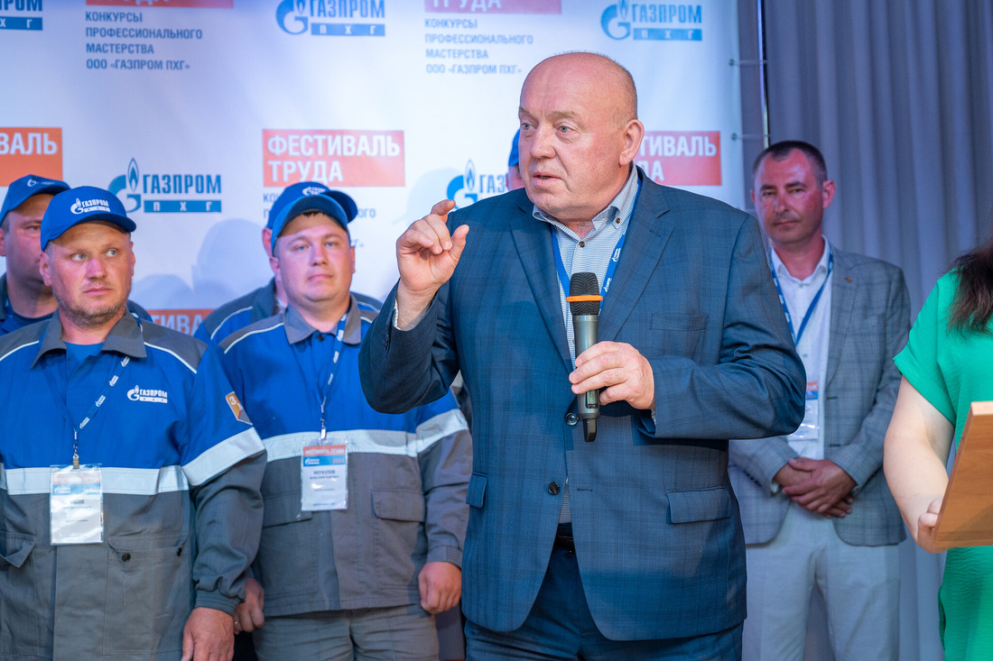 Заместитель генерального директора по управлению персоналом Николай Середа поздравляет участников конкурса «Лучший водитель»