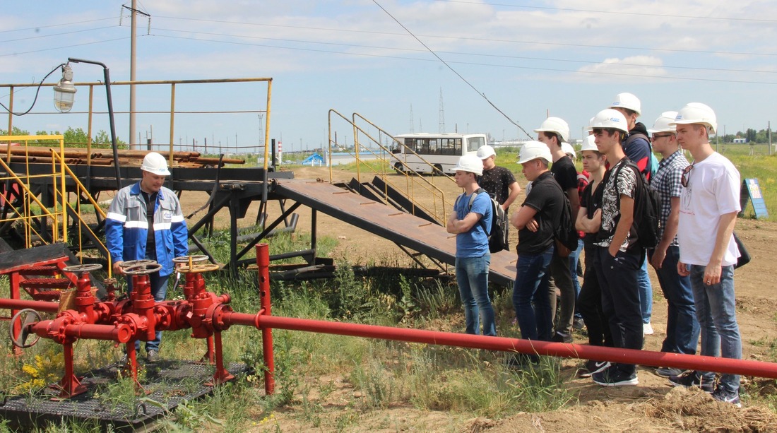 Мастер по ремонту скважин Борис Михайлов демонстрирует смонтированное оборудование на наблюдательной скважине