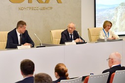 Президиум совещания: Василий Никитин, Сергей Хан, Валентина Дедкова