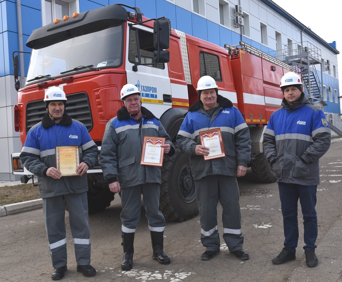 Члены добровольной пожарной команды Елшанского УПХГ с главным инженером филиала Денисом Горловым (справа)