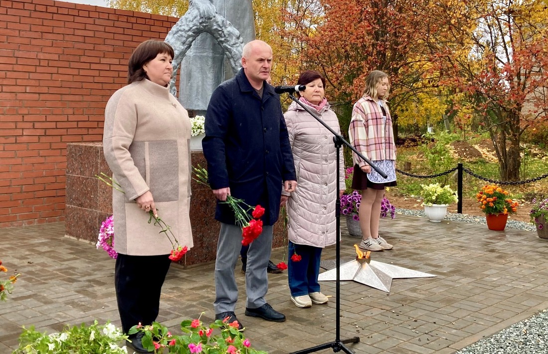 Начальник филиала «Карашурское УПХГ» Николай Попов на открытии мемориала после ремонтных работ