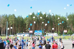 В честь праздничного события в небо выпустили шарики