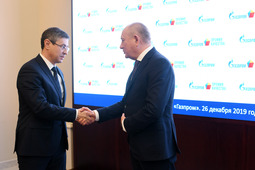 Виталий Маркелов (справа) поздравил заместителя генерального директора по производству ООО «Газпром трансгаз Махачкала» Валерия Дронова с присуждением премии