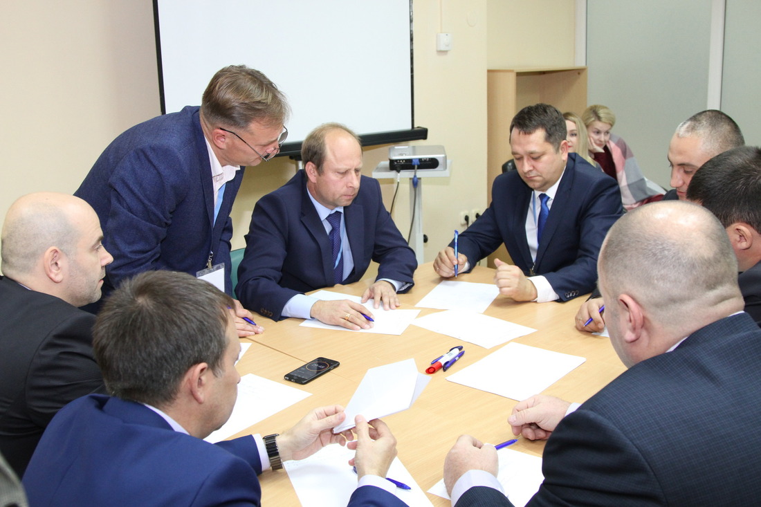 Во время проведения семинара для работников кадрового резерва филиалов ООО «Газпром ПХГ» по технологии «Центр Оценки» (2019 год)