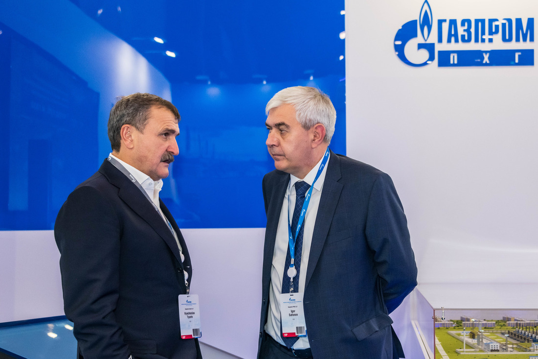 Игорь Сафонов (справа) и генеральный директор ООО «Газпром инвест» Вячеслав Тюрин