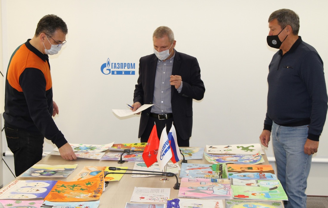 Конкурсная комиссия оценивает детские работы. Слева направо: Олег Баталов, Николай Устинов, Виктор Поладько