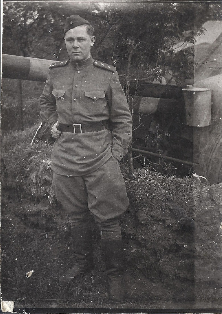 Младший лейтенант В.Н. Костриков у крупнокалиберного орудия