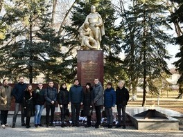 Газовики возложили цветы к мемориалу «Вечный огонь» в г. Изобильном Ставропольского края