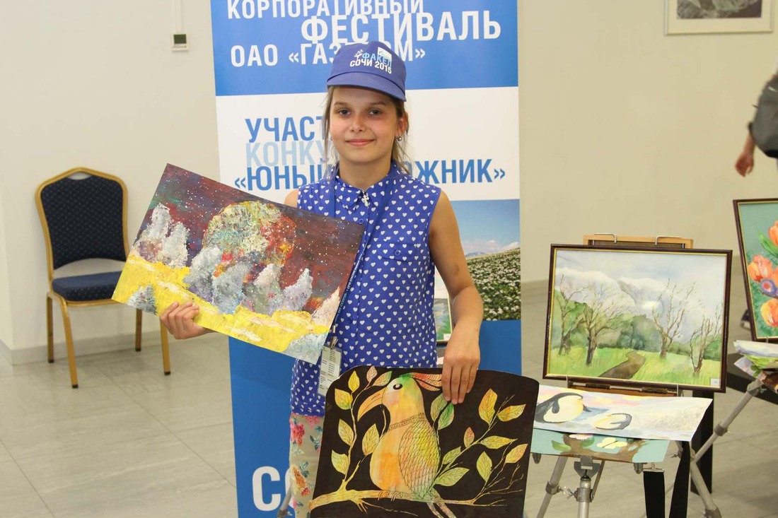 Аня Федорова со своими работами