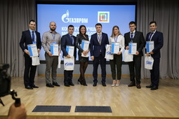 Представитель «Газпром ПХГ» Илья Дементьев (второй слева) с дипломом участника конкурса «Лучший молодой работник ПАО „Газпром“» 2019 года