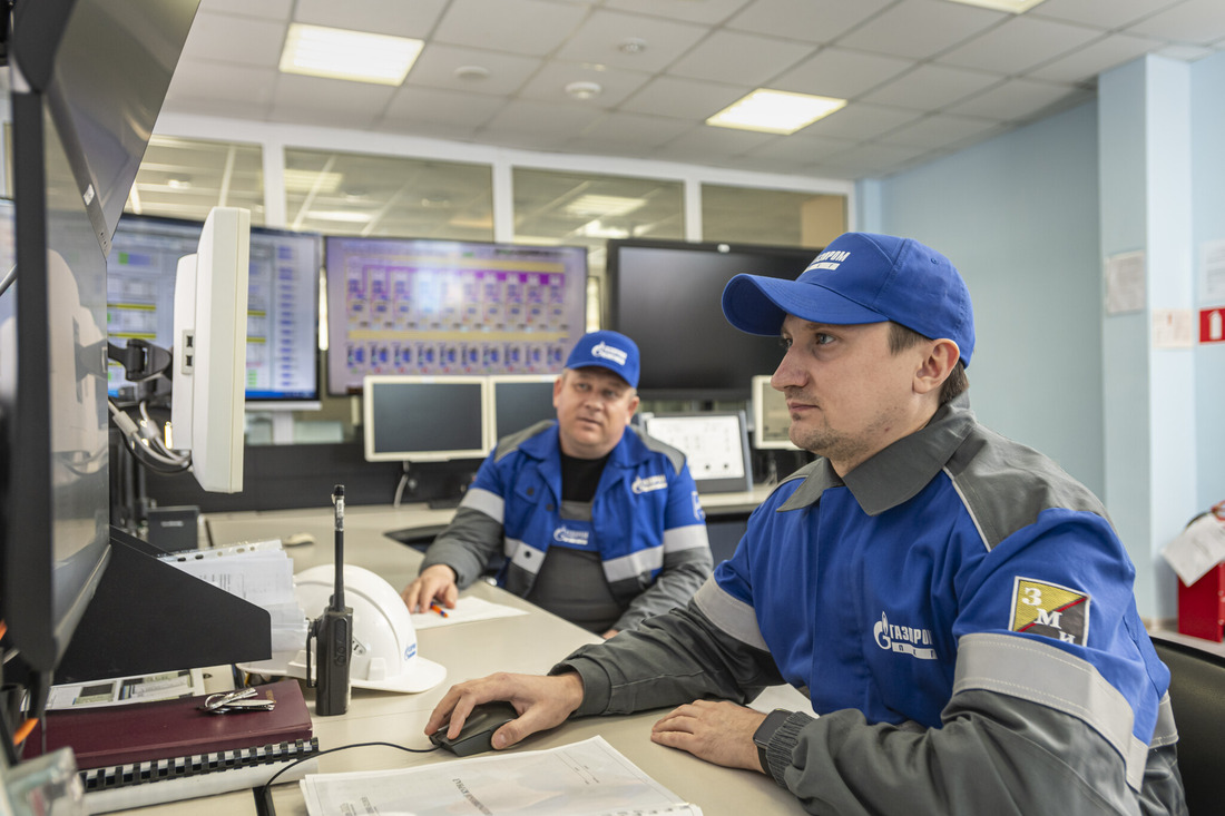 Инженер по автоматизированным системам управления производством филиала «Совхозное УПХГ» Антон Уваров (справа)