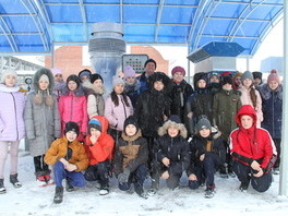 Ученики «Октябрьской СОШ» у монумента, посвящённого работникам, стоявшим у истоков подземного хранения газа в Оренбуржье