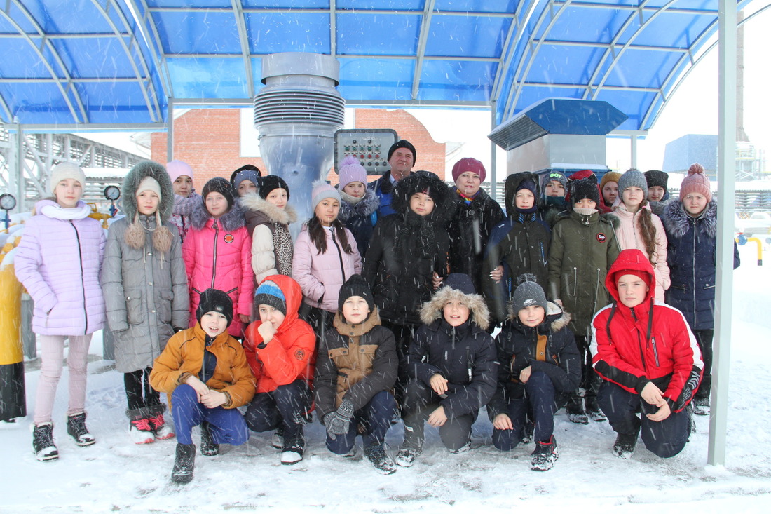 Ученики «Октябрьской СОШ» у монумента, посвящённого работникам, стоявшим у истоков подземного хранения газа в Оренбуржье