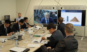 Сергей Хан рассказывает китайским гостям о развитии подземного хранения газа в России