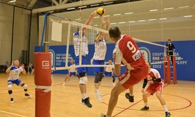 За 5-е место турнира наши волейболисты сражались с соперниками из компании «Газпром добыча Ямбург»