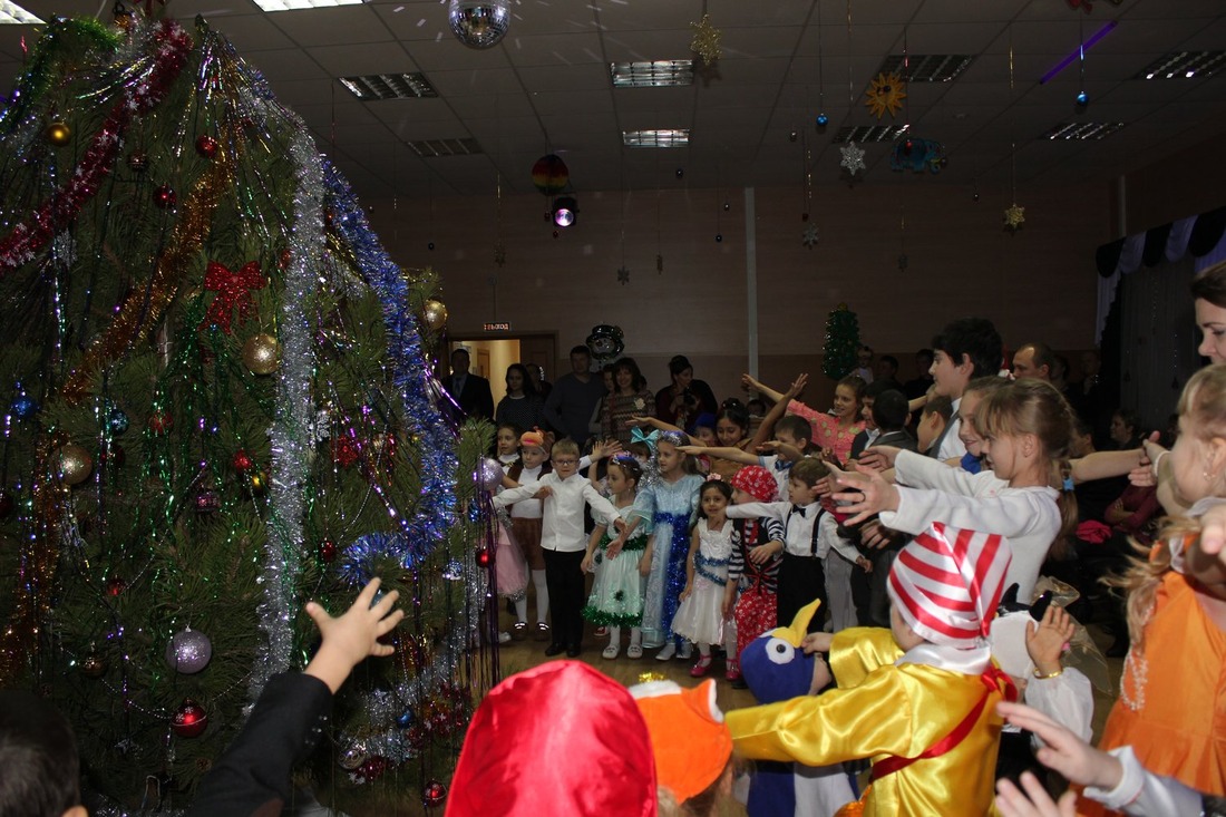 Праздник для детей из малообеспеченных семей в актовом зале Песчано-Умётского управления подземного хранения газа (Саратовская область)