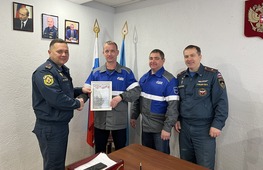Заместитель главного инженера Елшанского УПХГ Александр Петин (второй слева) с наградой
