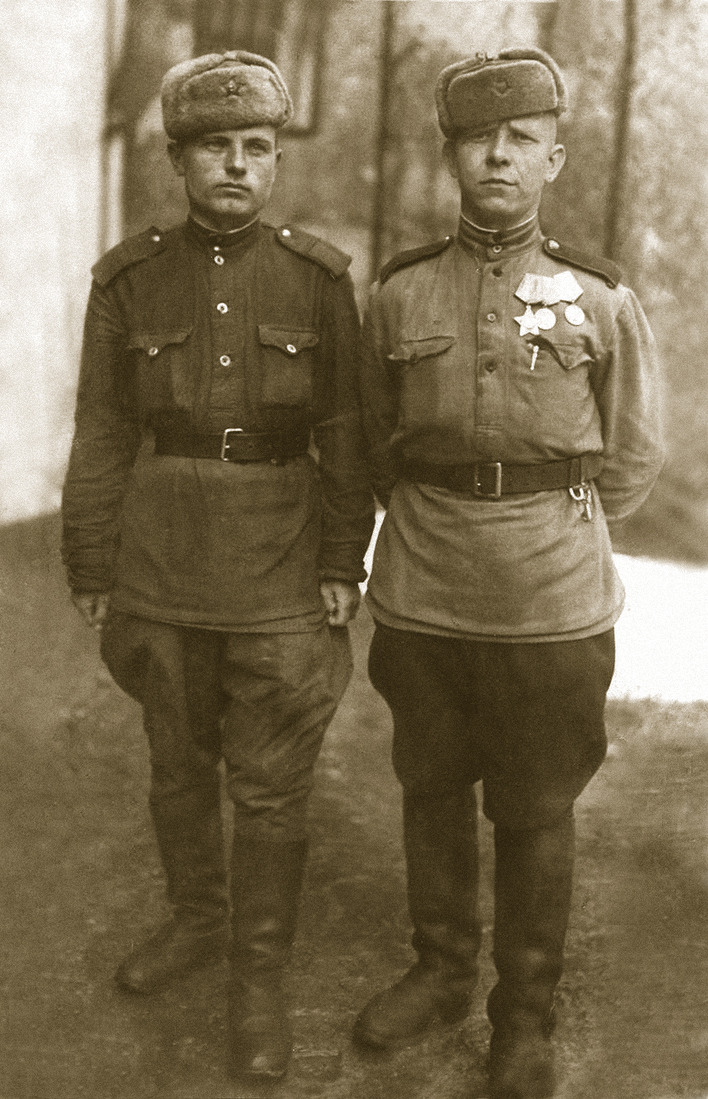 Семен Костин (слева) с сослуживцем