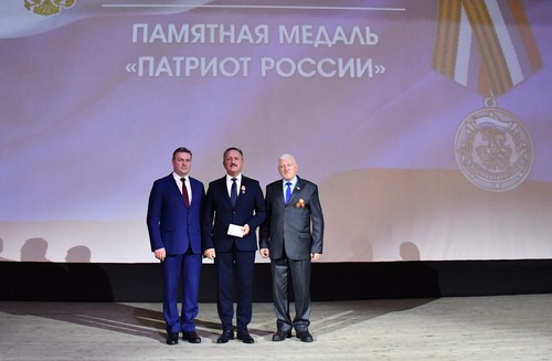 Николай Стаканов (в центре) во время церемонии награждения. Фото Светланы Скрыльниковой
