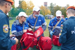 Участники демонстрируют оснащение комплектов для оказания первой помощи. Фото Алексея Полякова