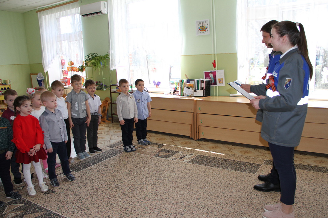 Молодые работники филиала «Ставропольское УПХГ» беседуют с детьми о Великой Отечественной войне