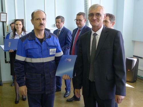 Николай Филька получает Почётную грамоту ООО «Газпром ПХГ» из рук Игоря Колодяжного