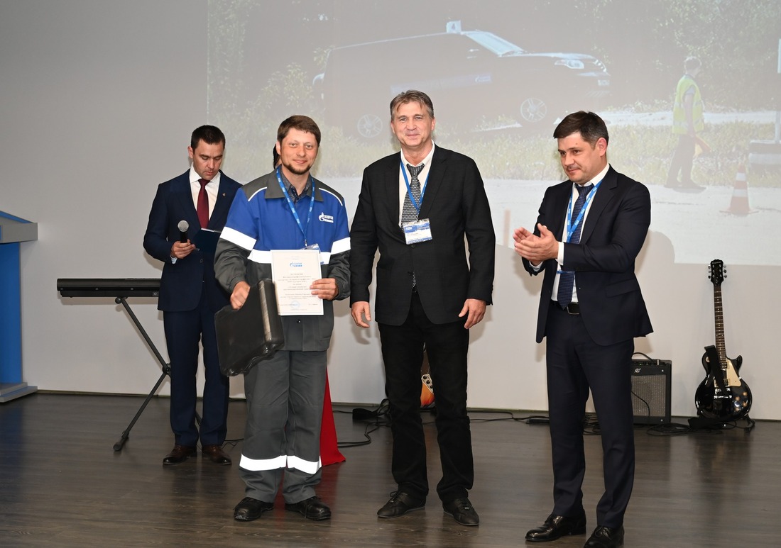 Награды победителям вручает Олег Макарьев (в центре) и Роман Хомяков (справа)