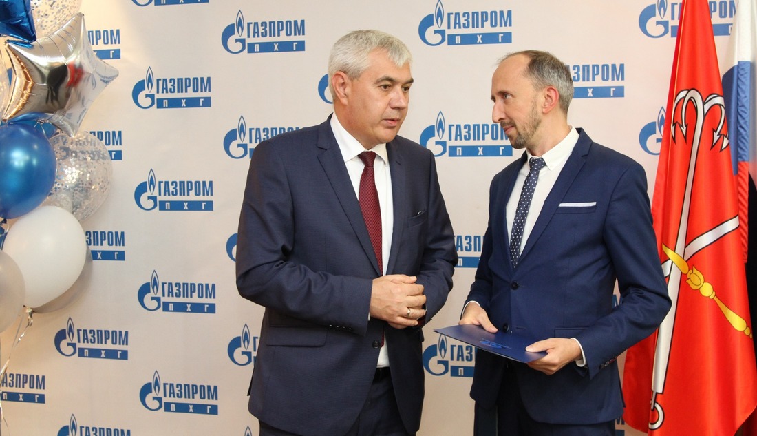 Почетную грамоту ПАО «Газпром» получает ВРИО начальника Юридического управления Андрей Соколов (справа)