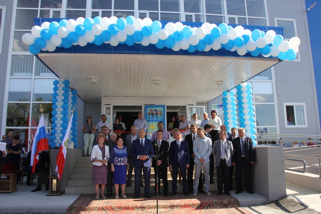Официальные представители ПАО «Газпром» и Правительства Саратовской области на торжественном открытии ФОКа