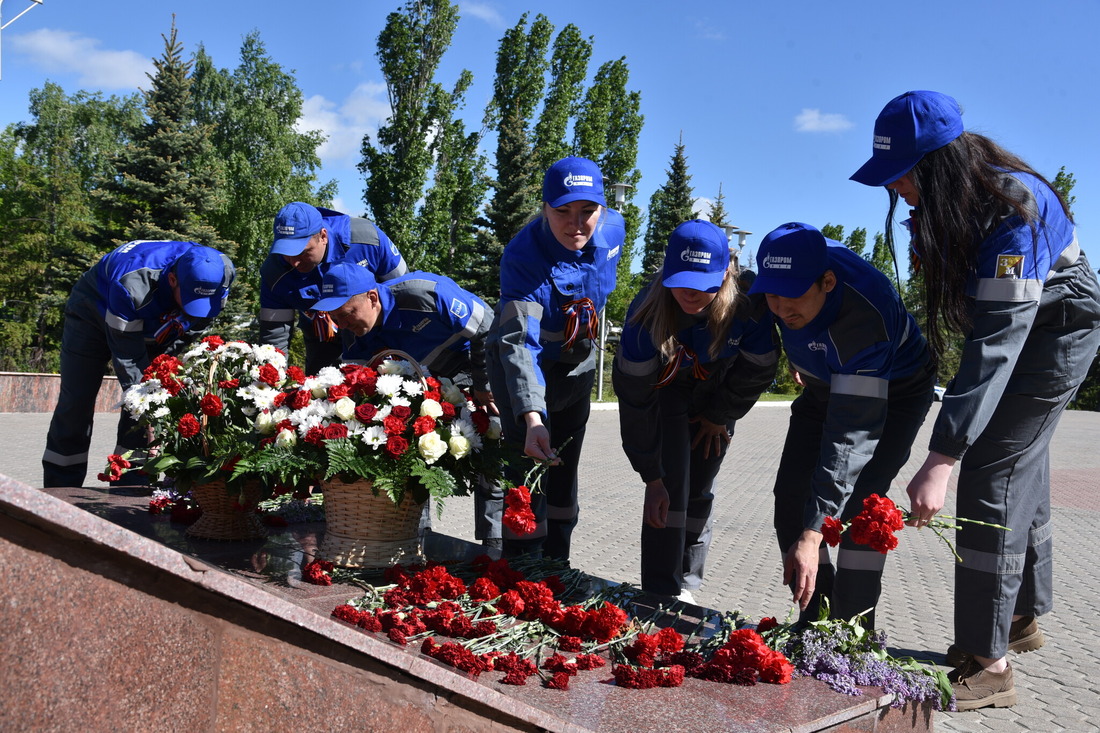 Работники Елшанского УПХГ почтили память земляков у Вечного огня на Соколовой горе г. Саратова