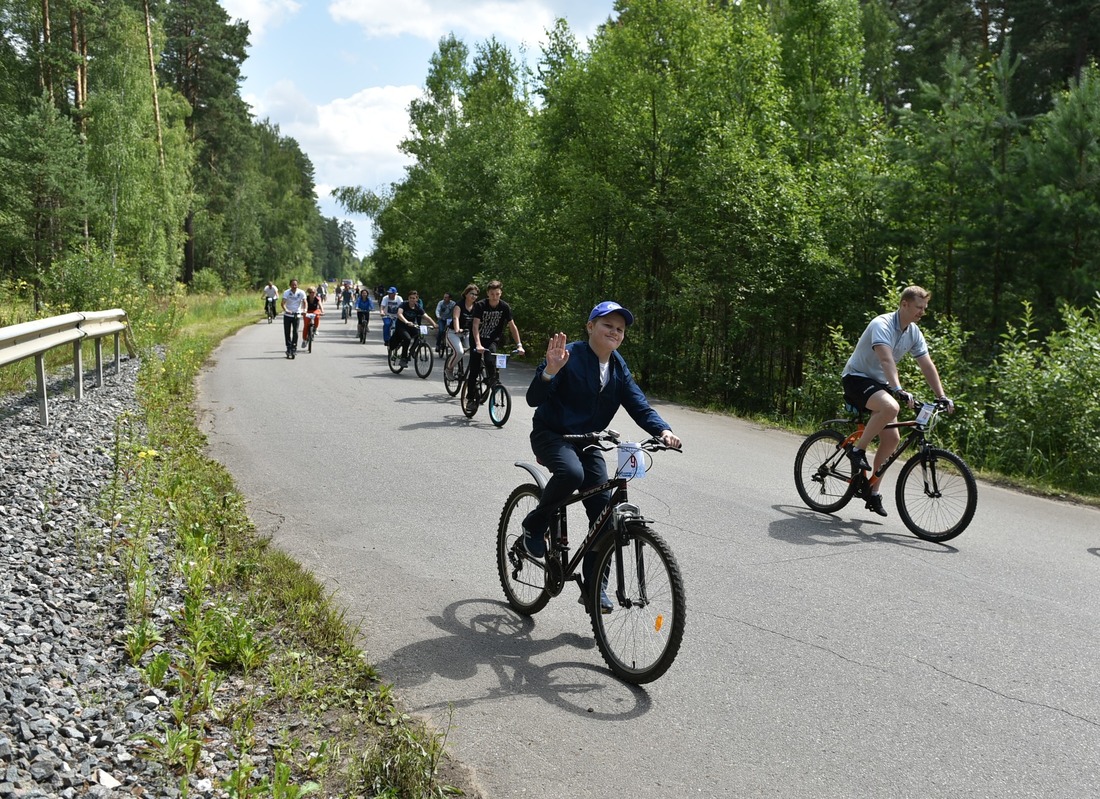 Работники «Газпром ПХГ» и члены их семей на старте велопробега