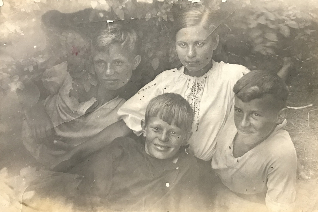 Борис с друзьями и младшим братом Сергеем (в центре)
