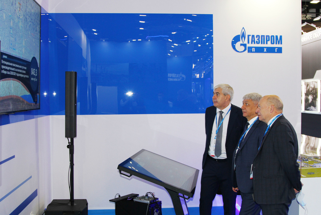 Игорь Сафонов (слева) рассказывает об основных достижениях компании генеральному директору ООО «Газпром трансгаз Уфа» Шамилю Шарипову (в центре)