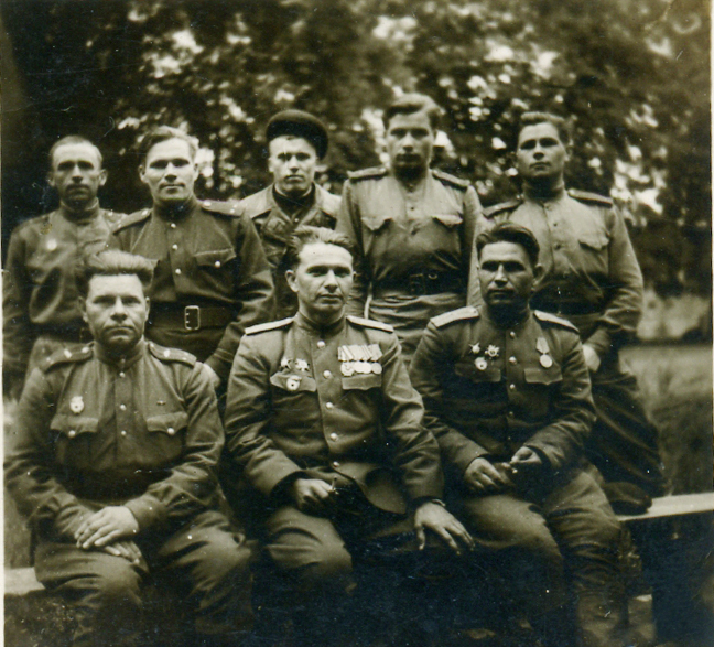 Командир стрелковой роты 3-го мотострелкового батальона А.А. Калягин (в верхнем ряду второй слева) с однополчанами