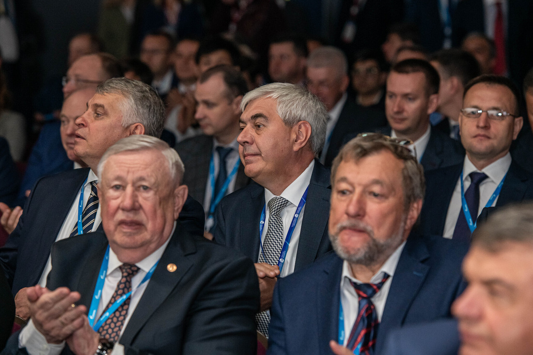 Игорь Сафонов (в центре) на совещании по вопросам технологического развития ПАО «Газпром». Фото Данила Хусаинова