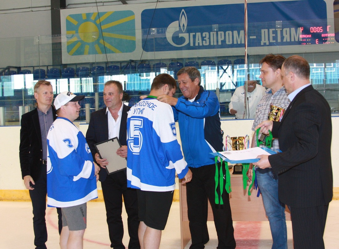 Виктор Поладько и Сергей Дмитриенко награждают призёров турнира