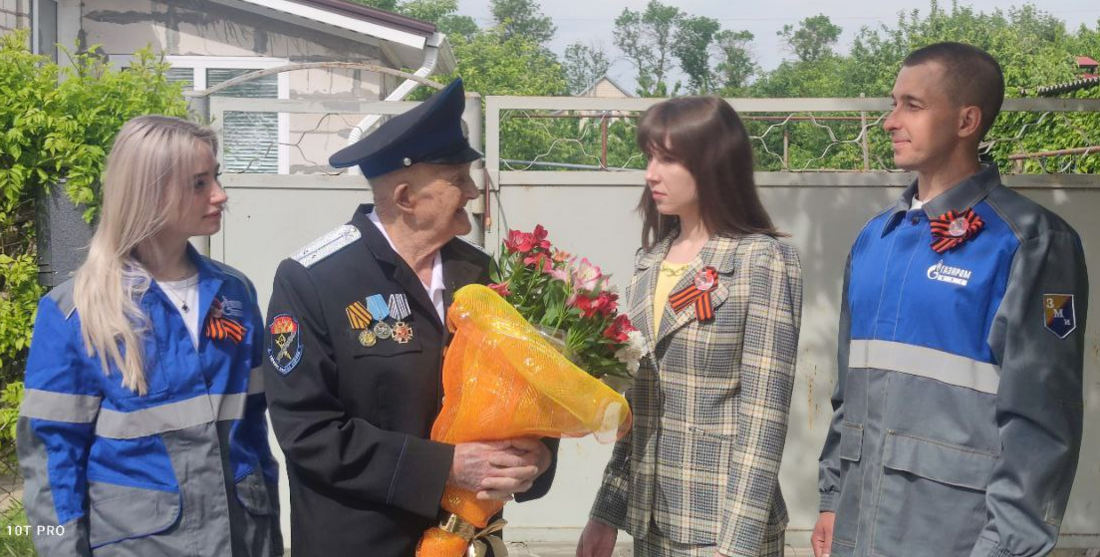 Молодые специалисты Ставропольского УПХГ поздравляют ветерана Владимира Михайловича Свинцова