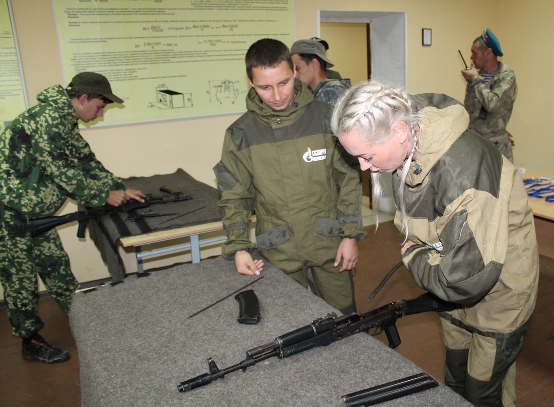 Закрепить возвратную пружину АК-74 — один из самых сложных этапов процесса сборки