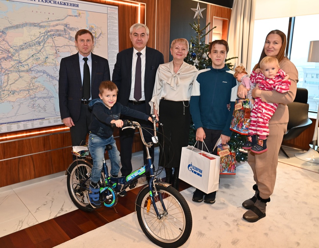 Игорь Сафонов (в центре) поздравил с наступающим новым годом многодетную семью Хрилевых из Санкт-Петербурга и рассказал им о значении подземного хранения газа для энергетики