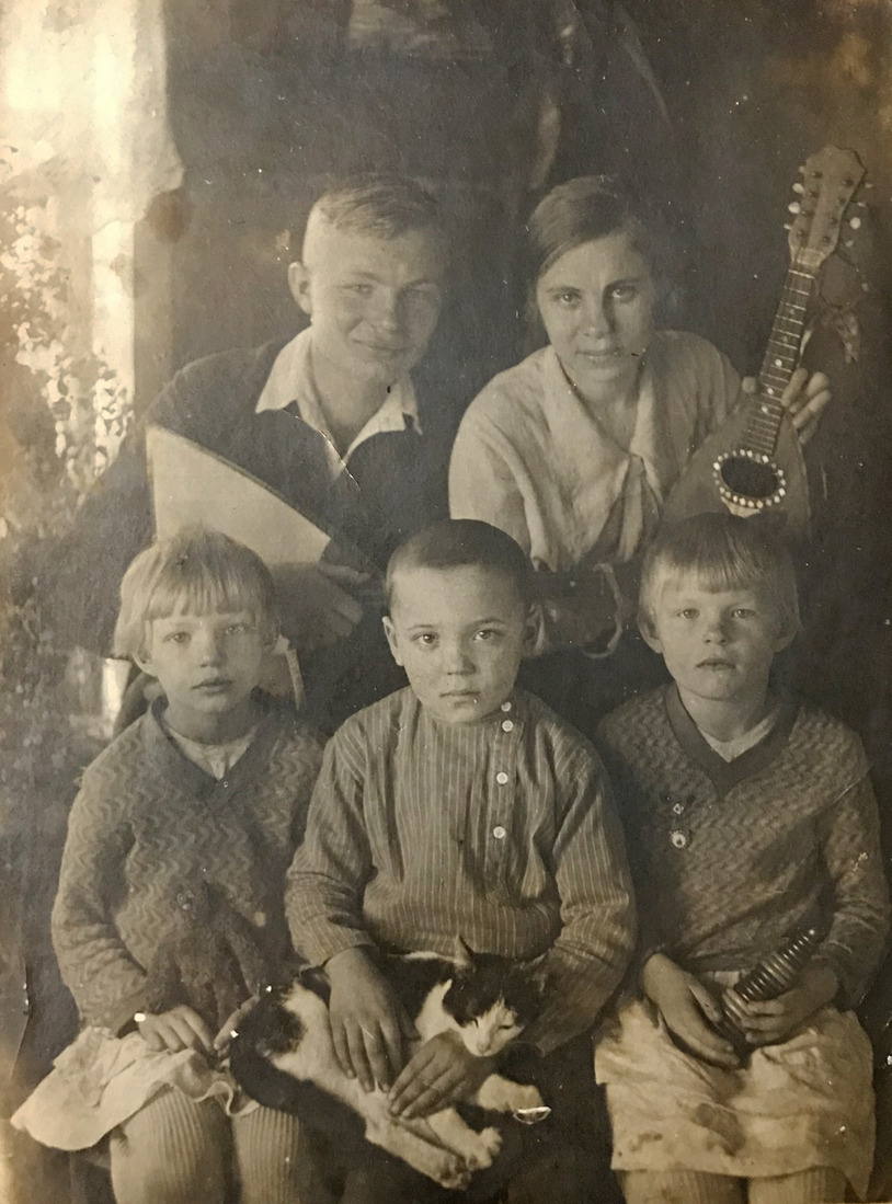 1939 год. Борис, Нина и Зоя Дыляевы с друзьями